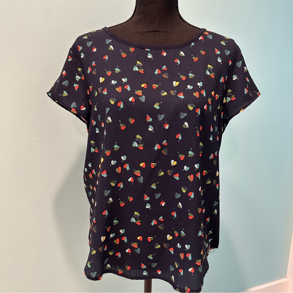 🌷3 for $15 Navy tie back popover blouse with a modern leaf print size L